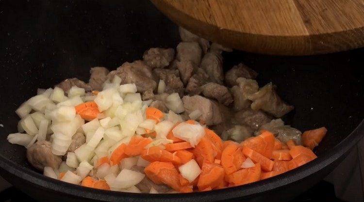Добавете лука и морковите към месото.