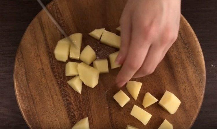 tagliare a dadini le patate.