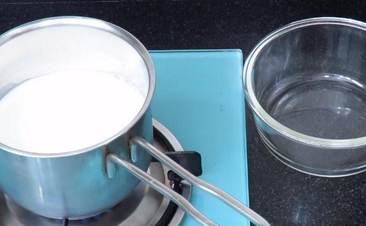 Gießen Sie Milch in die Pfanne und bringen Sie sie zum Kochen.
