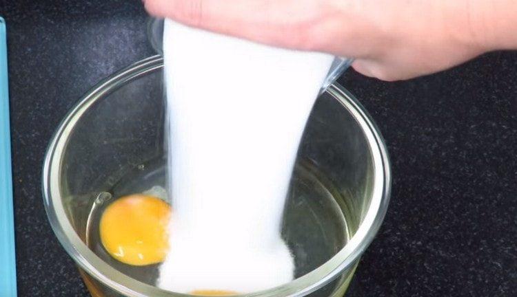 Dubenyje muškite kiaušinius, suberkite cukrų ir žiupsnelį druskos.