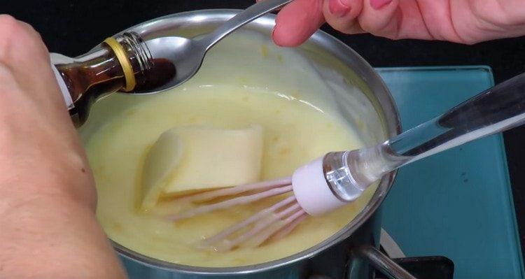 Přidejte do krému máslo a vanilkový extrakt.