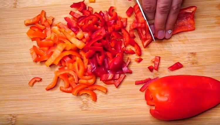 Κόβουμε το πιπέρι και το κρεμμύδι.