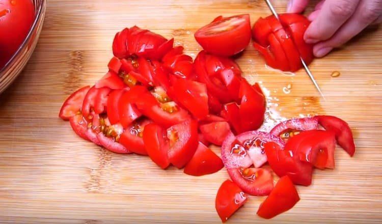 supjaustykite pomidorų griežinėliais.