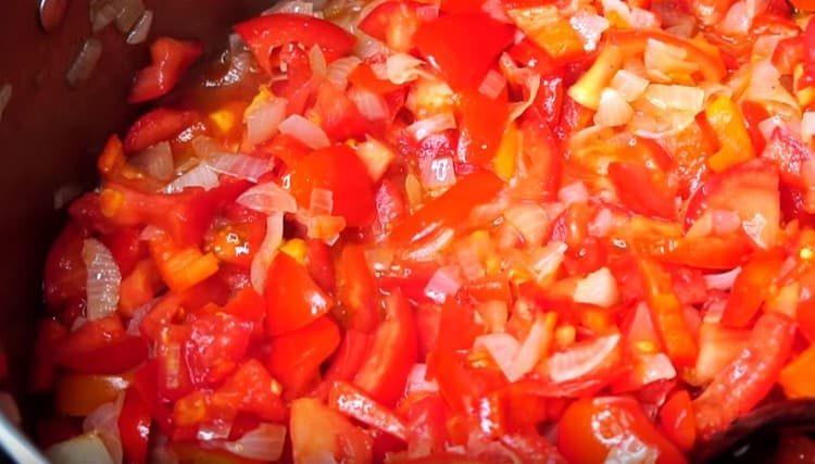Přiveďte zeleninu k varu, nechte ji půl hodiny vařit.