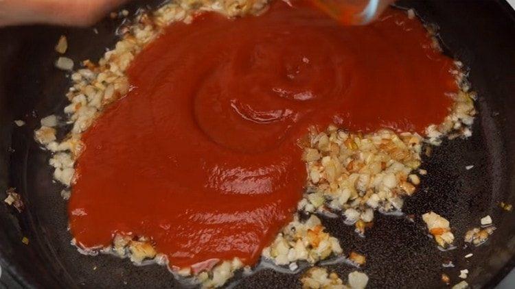 Добавете доматено пюре, разредено с вода в тигана.