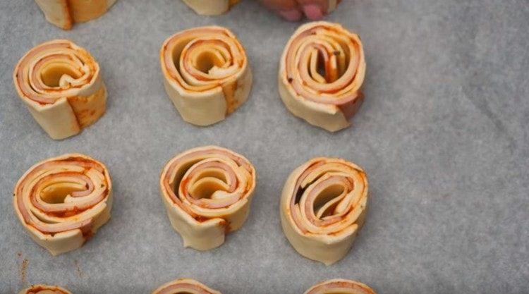 maglagay ng mga bahagi ng roll sa isang baking sheet na natatakpan ng pergamino.