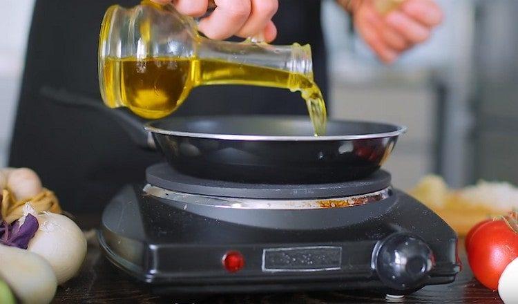 zahřívejte rostlinný olej na pánvi.