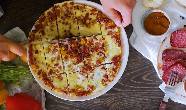 Paruoštą omletą supjaustykite gabalėliais.