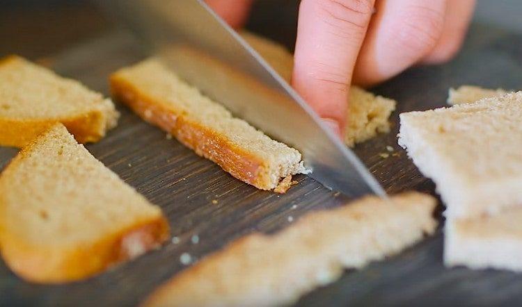 Tagliamo la crosta dal pane di Riga.