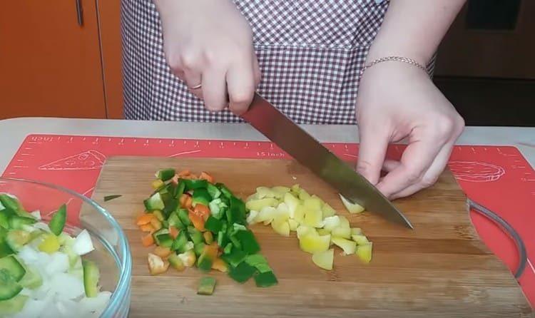 Tagliare a fette di peperone dolce.