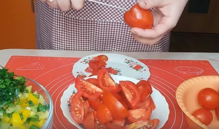 Leikkaa tomaatit neljänneksiksi.
