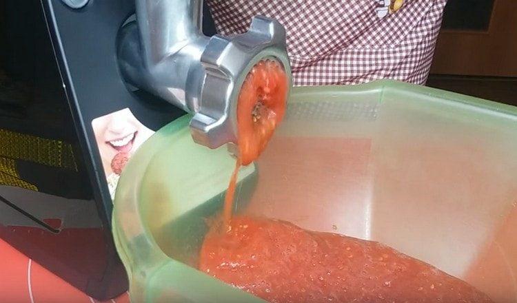 Pomidorus susukite per mėsmalę.