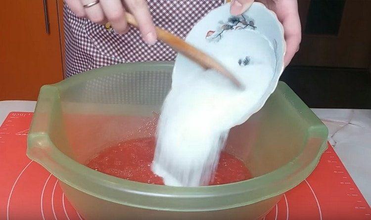 Į pomidorus įpilkite druskos.
