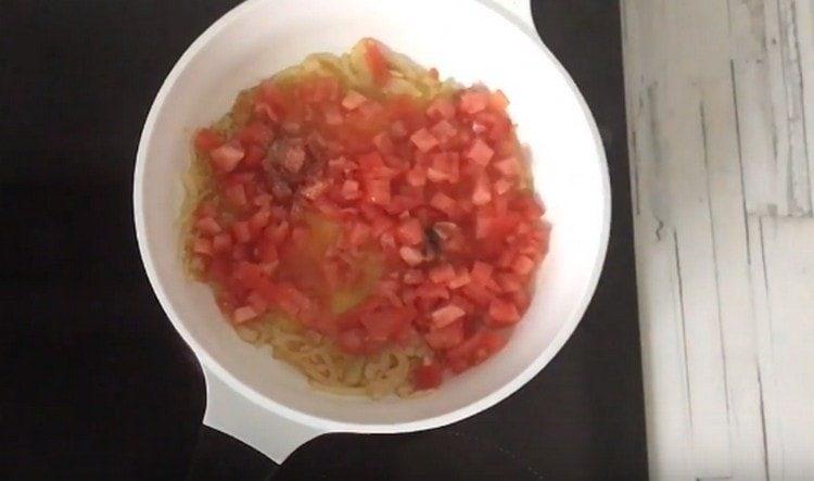 Do cibule přidejte rajčata, česnek, muškátový oříšek.