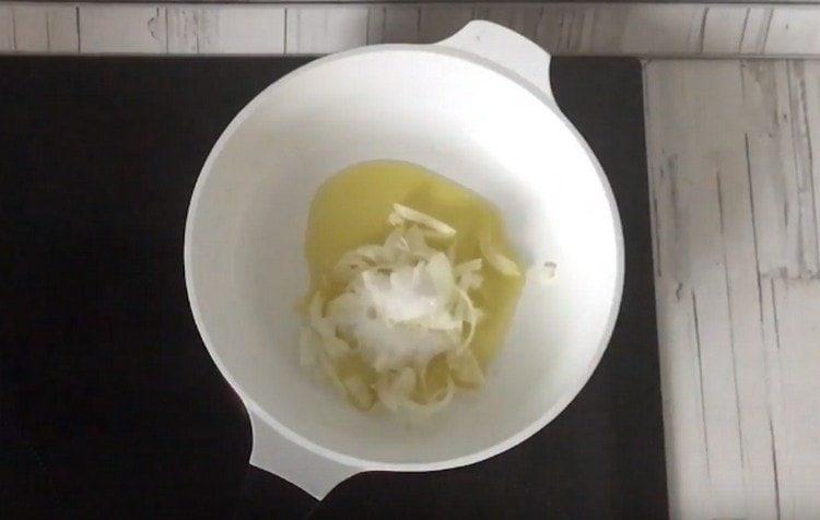 Friggere la cipolla in una padella, aggiungendo zucchero.