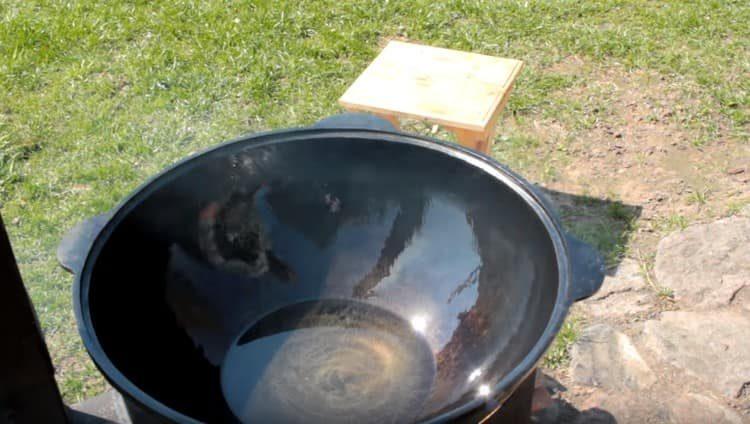 Zahříváme kotel a do něj nalijeme rostlinný olej.