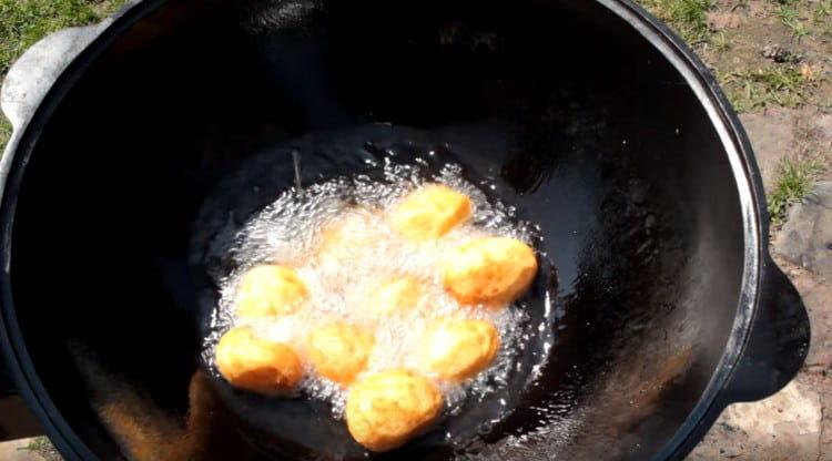Fry ang mga patatas sa langis.