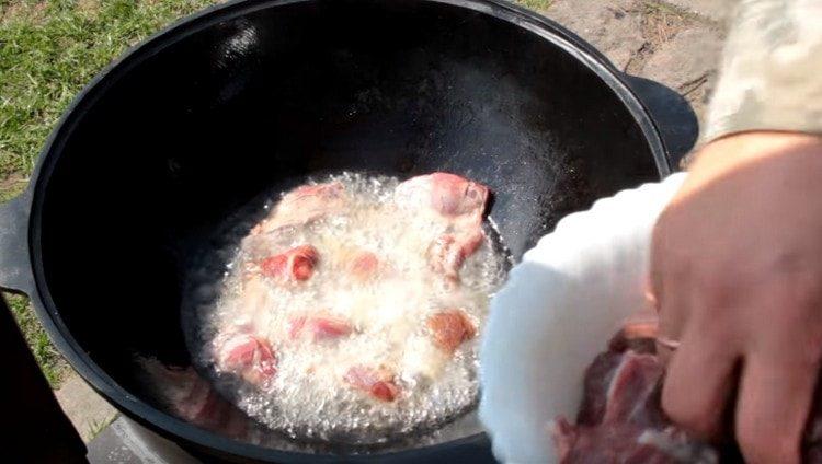 Vegye ki a burgonyát az üstből, tegye a helyére húst.