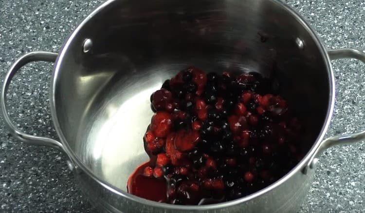 Öntsön mosott bogyókat és gyümölcsöket a serpenyőbe.