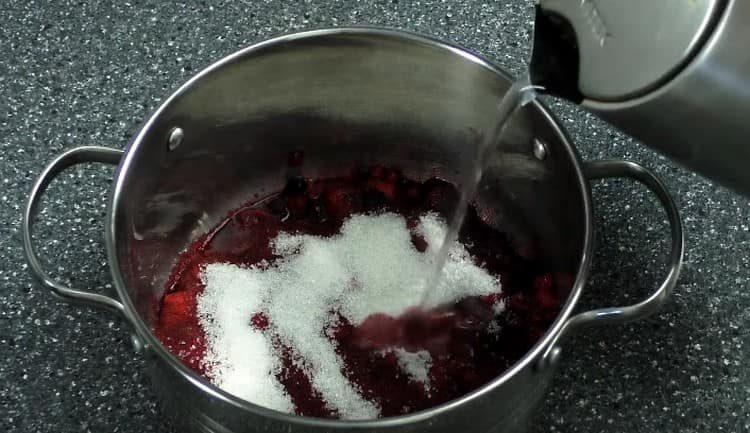 Versare le bacche con zucchero in acqua.