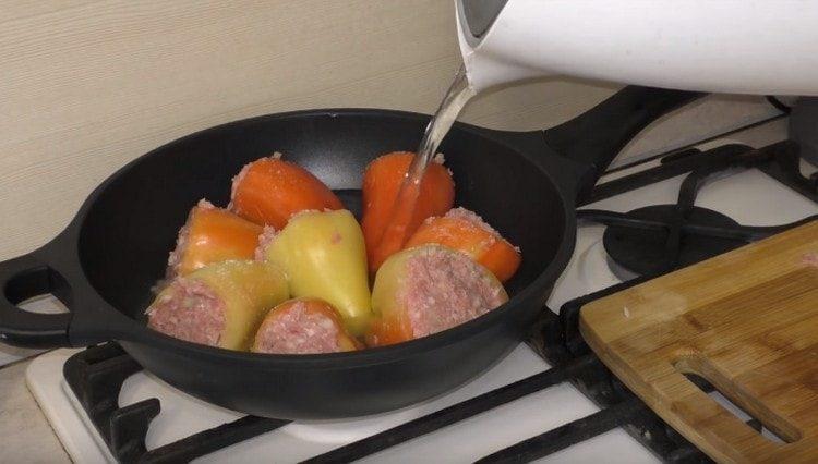 Βάλτε τις πιπεριές σε μια κατσαρόλα ή τηγάνι και γεμίστε με νερό.