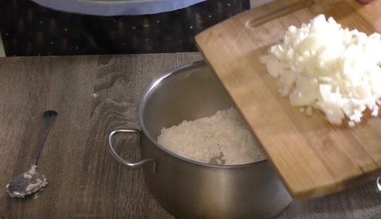 يُضاف البصل المفروم جيدًا إلى الأرز.