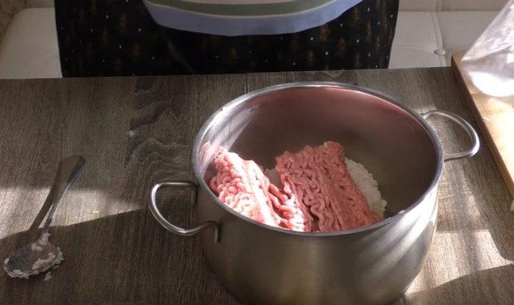 Aggiungi la carne macinata al riso con le cipolle.