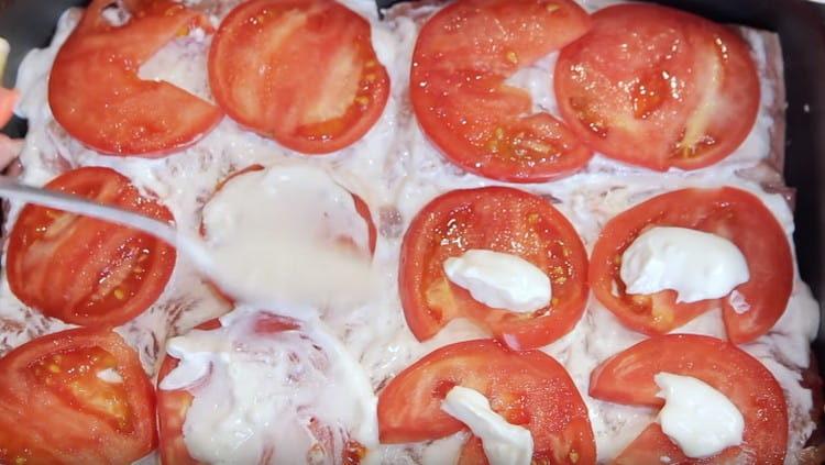 mettere i pomodori sopra il pesce e ungere anche la salsa.