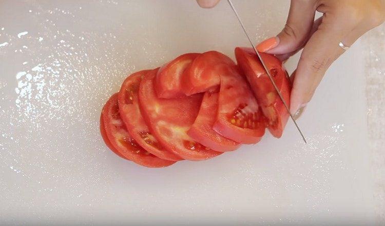Die Tomate in Kreise schneiden.