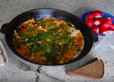 Kuinka keittää paistettuja munia tomaateilla - herkullinen shakshuka 🍳