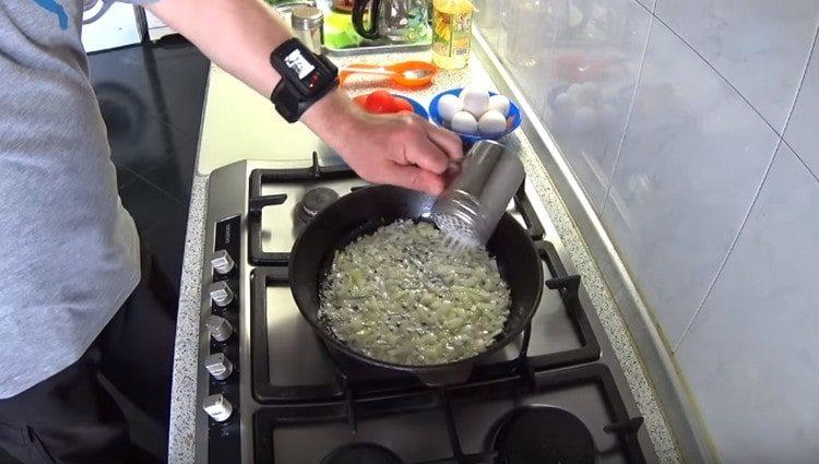 Τρίψτε τα κρεμμύδια και τηγανίστε σε μια κατσαρόλα.
