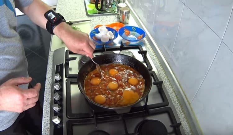 Ανακατέψτε απαλά τα λευκά αυγών με τις ντομάτες.
