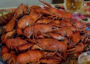 Paano magluto nang tama ang crayfish sa bahay: isang detalyadong recipe na may mga hakbang sa hakbang na larawan.