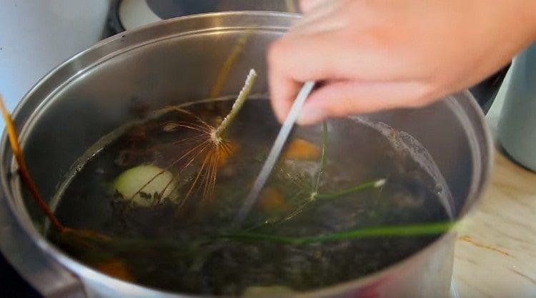 Kochsalzlösung zum Kochen von Flusskrebsen.