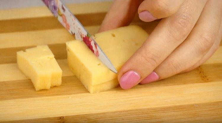 ψιλοκομμένο τυρί και ζαμπόν