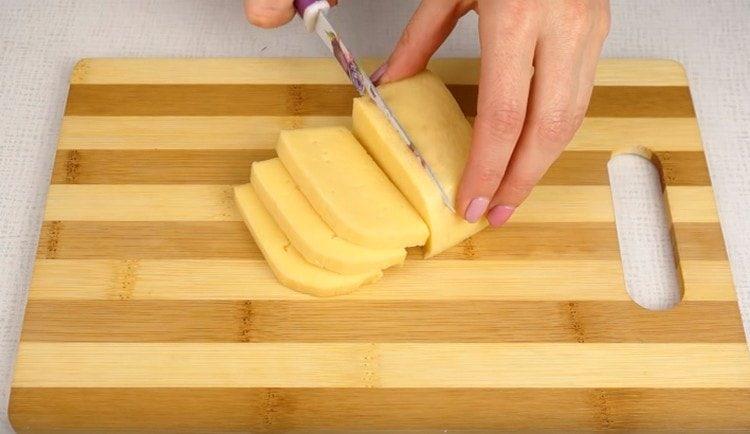 leikkaa juusto riittävän paksiksi viipaleiksi.