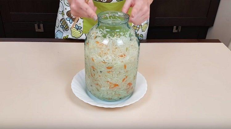 Βάζουμε ένα βάζο λάχανου σε ένα πιάτο έτσι ώστε ο χυμός να ρέει σε αυτό, αν είναι απαραίτητο.