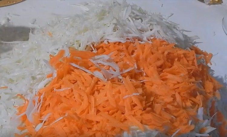 Настържете морковите и добавете към зелето.