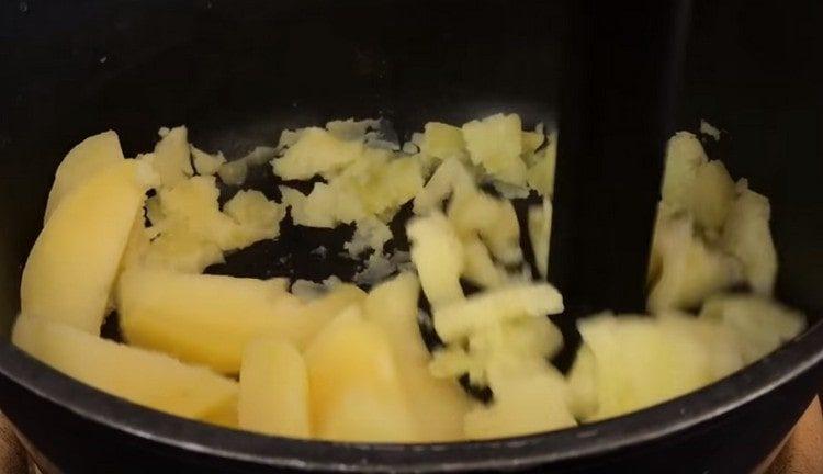 αρχίζουμε να ξεφλουδίζουμε τις πατάτες σε μια πατάτα με πολτοποίηση.