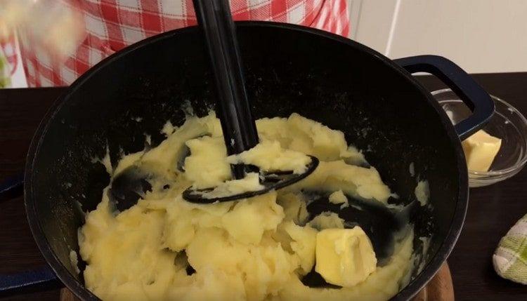 Do brambor přidejte olej.