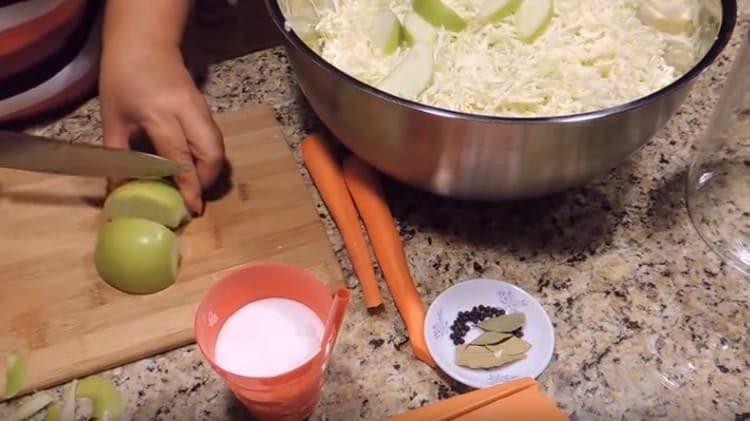 κόψτε μήλα σε λεπτές φέτες και προσθέστε στο λάχανο.