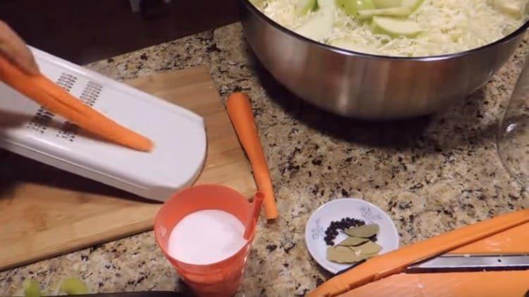 настържете корейски моркови.