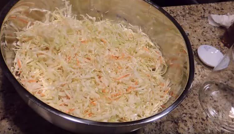 Ανακατέψτε το λάχανο, ζυμώστε και αφήστε το για 30 λεπτά.