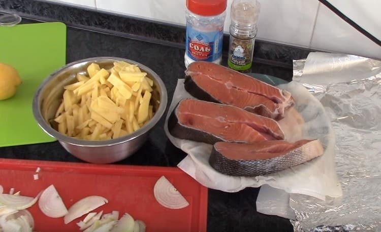 Tagliare le patate a listarelle e la cipolla a semianelli.
