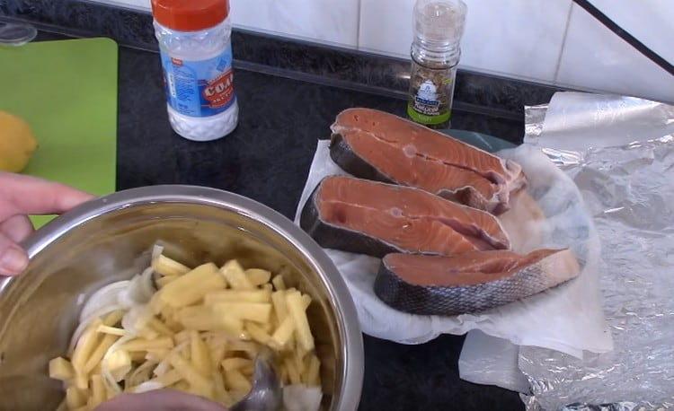 اخلطي البطاطا مع البصل والملح.