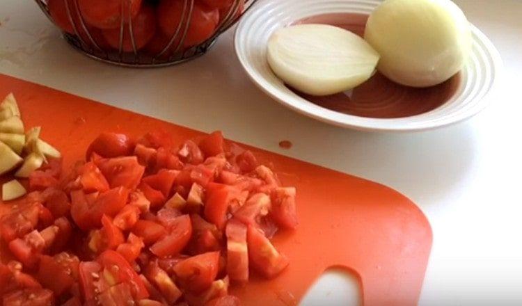 Leikkaa tomaatit pieniksi kuutioiksi.