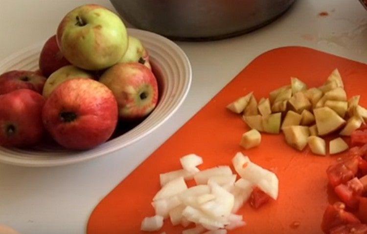 Taglia le mele a dadini e trita la cipolla.