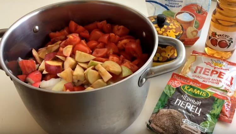 A zöldségeket és gyümölcsöket egy serpenyőbe tesszük és főzni készítjük.