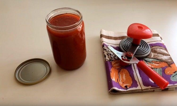 Versiamo il ketchup in barattoli sterilizzati.