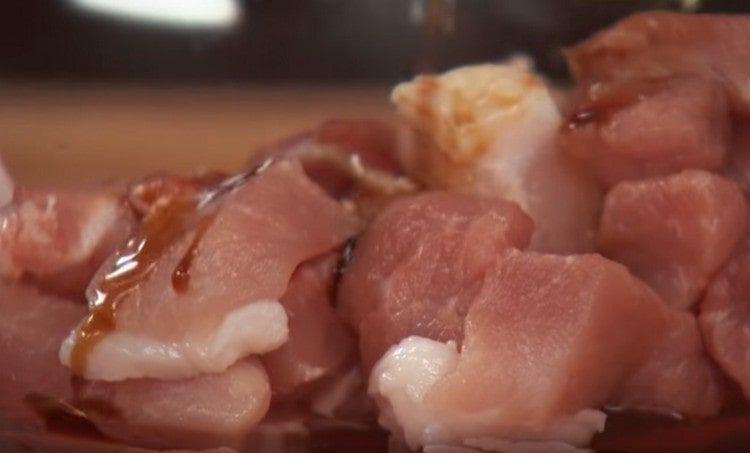 Condire la carne di maiale con salsa di soia e mescolare con l'amido